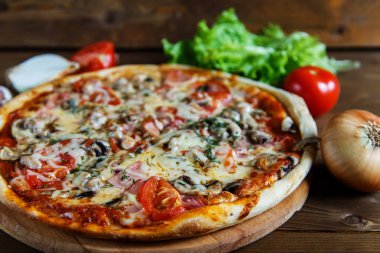 Lezzetli ev yapımı pizza Mozzarella peyniri, mantar, domates ile bir