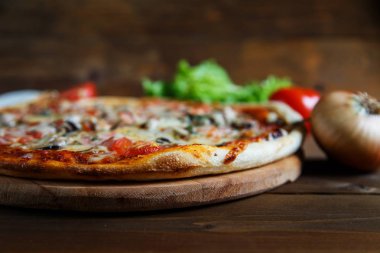 Lezzetli ev yapımı pizza Mozzarella peyniri, mantar, domates ile bir
