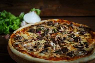 Lezzetli ev yapımı pizza Mozzarella peyniri, mantar, sığır eti ve ch