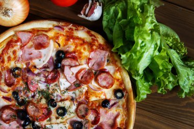 Mozzarella peyniri, salam, zeytin ve rezene ile lezzetli ev yapımı pizza