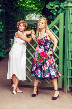 İki kız arkadaşım şehir parkında eğlenceli yaşıyorsanız.