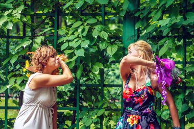 İki kız arkadaşım şehir parkında eğlenceli yaşıyorsanız.