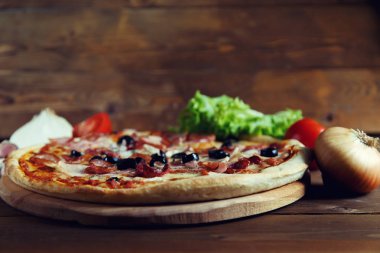 Mozzarella peyniri, salam, zeytin ve rezene ile lezzetli ev yapımı pizza