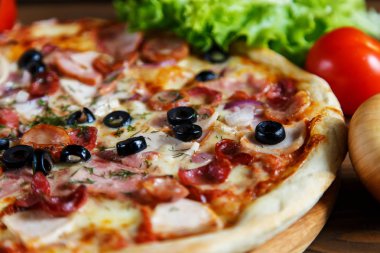 Mozzarella peyniri, salam, zeytin ve rezene ile lezzetli ev yapımı pizza