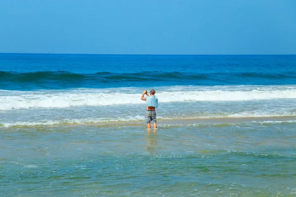 Adam sahilde resimler alıyor.