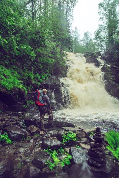 Senderista con una mochila cerca de la cascada . —  Fotos de Stock