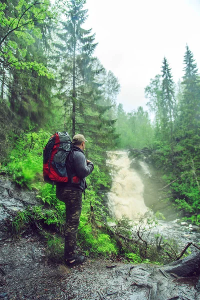 Senderista con una mochila cerca de la cascada . — Foto de Stock