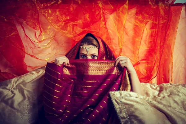 Bella ragazza incinta in abiti tradizionali indiani . — Foto Stock