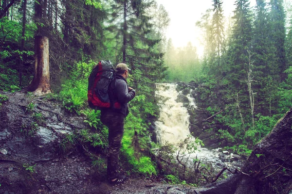 Senderista con una mochila cerca de la cascada . —  Fotos de Stock