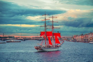 Brig Neva nehrinde scarlet yelkenli. 