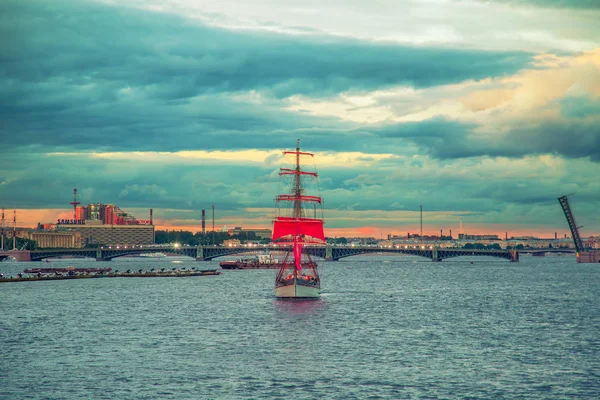 Brik met dieprode zeilen aan de rivier de Neva. — Stockfoto