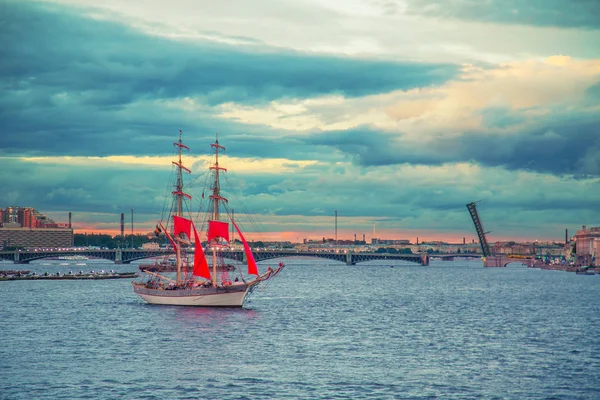 Brig with scarlet sails on the river Neva. — Stock Photo, Image