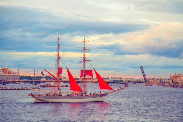 Brig with scarlet sails on the river Neva. — Stock Photo, Image