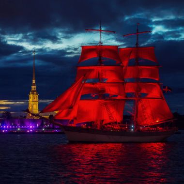 Brig Neva nehrinde scarlet yelkenli.