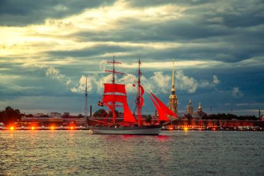 Brig Neva nehrinde scarlet yelkenli.