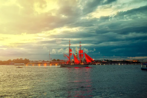 Brig με πανιά κόκκινο στις όχθες του ποταμού Νέβα. — Φωτογραφία Αρχείου