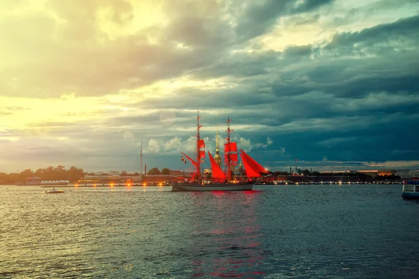 Brig con velas escarlata en el río Neva . — Foto de Stock