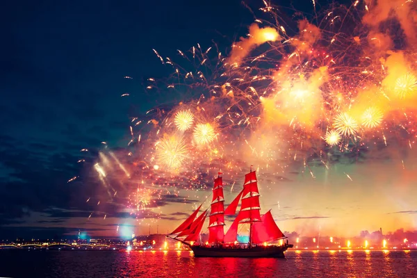 Renkli havai fişek ve scarlet yelkenli bir gemi.