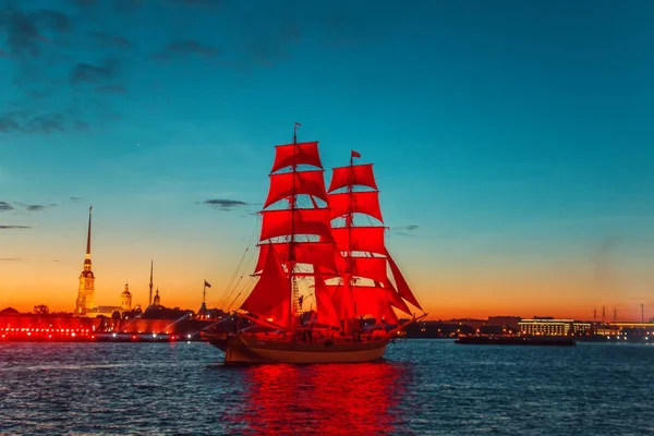 Statek z scarlet żagle w rzece Neva. — Zdjęcie stockowe