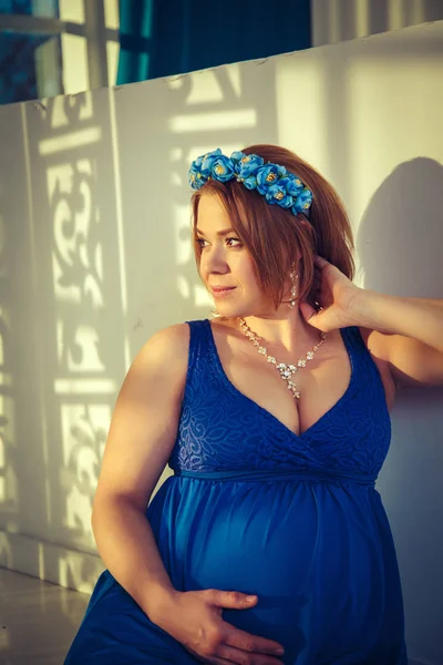 Bella donna incinta felice in un vestito blu . — Foto Stock