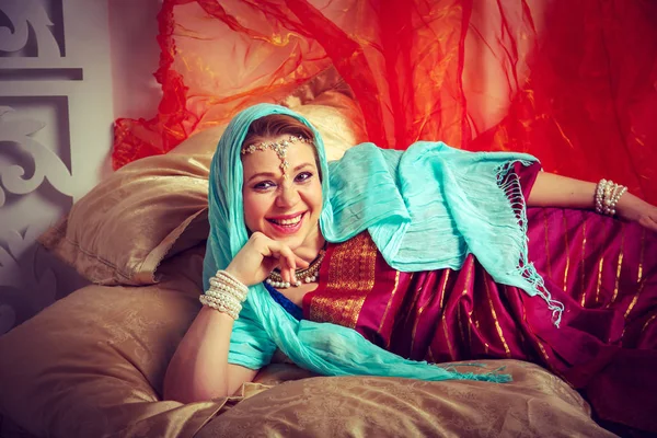 Bella ragazza incinta in abiti tradizionali indiani . — Foto Stock