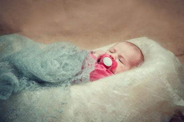 Az újszülött egy kiságyban fekszik.. — Stock Fotó