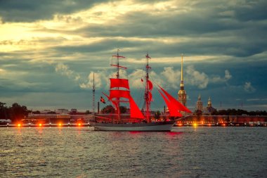Brig Neva nehrinde scarlet yelkenli.