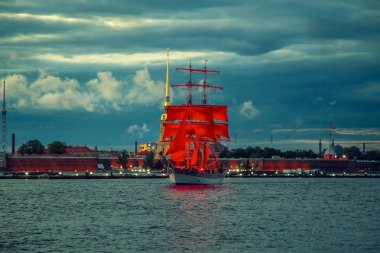 Brig Neva nehrinde scarlet yelkenli.