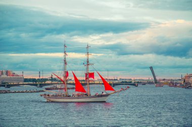 Brig Neva nehrinde scarlet yelkenli. 