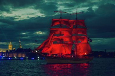 Brig Neva nehrinde scarlet yelkenli.