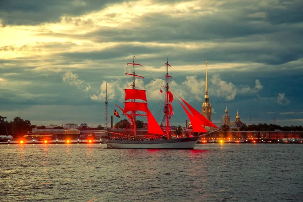 Brig con velas escarlata en el río Neva . — Foto de Stock