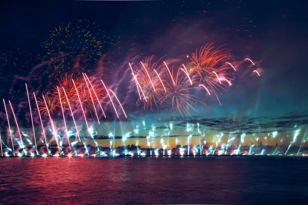 Feux d'artifice colorés à Saint-Pétersbourg . — Photo