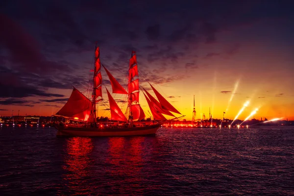 Neva Nehri'nde scarlet yelkenli gemi.