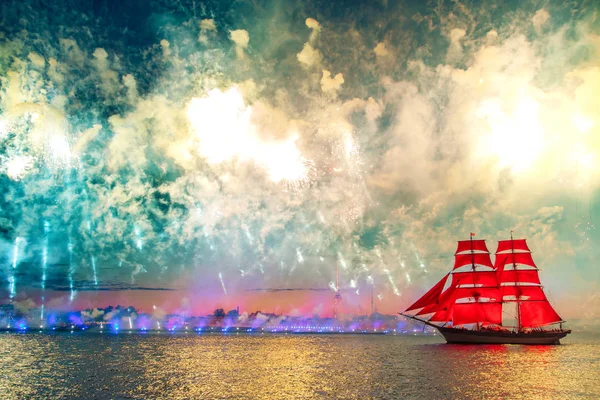 Renkli havai fişek ve scarlet yelkenli bir gemi.