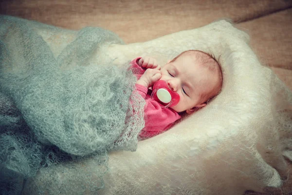 Bebê recém-nascido está em um berço. — Fotografia de Stock