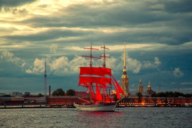 Brig Neva nehrinde scarlet yelkenli.
