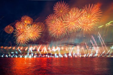 St Petersburg renkli havai fişek.