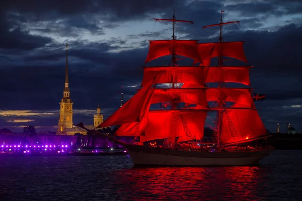 Brig mit scharlachroten Segeln auf der Newa. — Stockfoto