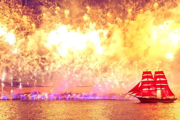 Colorful fireworks and a ship with scarlet sails. — Stock Photo, Image