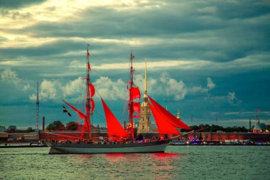 Brig Neva nehrinde scarlet yelkenli.