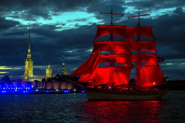 Brig with scarlet sails on the river Neva. — Stock Photo, Image