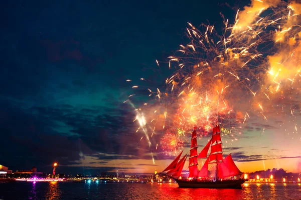 Fogos de artifício coloridos e um navio com velas escarlate . — Fotografia de Stock