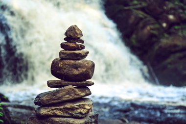 Taş piramit yakınındaki bir tropik şelale. 