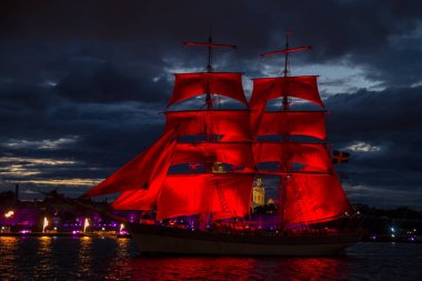 Brig Neva nehrinde scarlet yelkenli. 