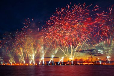 St Petersburg renkli havai fişek.