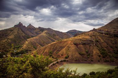 Bir dağ gölü ile muhteşem manzara.