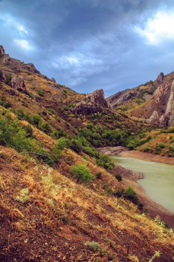 Bir dağ gölü ile muhteşem manzara.