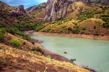 Bir dağ gölü ile muhteşem manzara.
