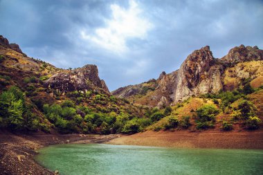Bir dağ gölü ile muhteşem manzara.