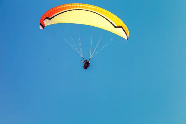 Parapente coloré volant dans le ciel . — Photo